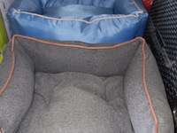 Lot 222 - kattenmanden en kattentoilet - afbeelding 2 van  2