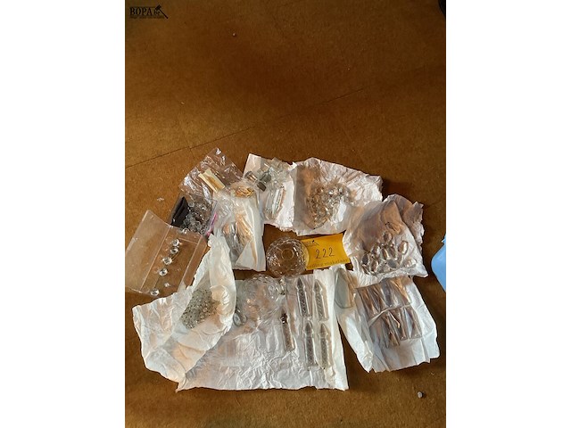 Lot 222 - kristallen vervangstukken voor luchter - afbeelding 1 van  4