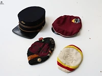 Lot 222 - studenten hoofddeksels - afbeelding 1 van  3