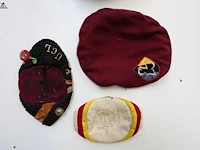 Lot 222 - studenten hoofddeksels - afbeelding 2 van  3