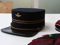 Lot 222 - studenten hoofddeksels - afbeelding 3 van  3