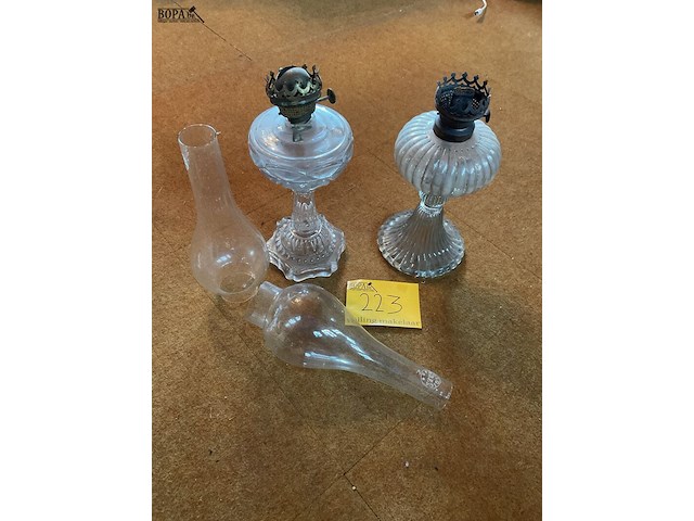 Lot 223 - glazen olielampen oude verlichting - afbeelding 1 van  4