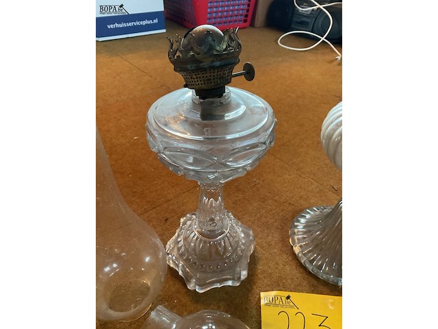 Lot 223 - glazen olielampen oude verlichting - afbeelding 2 van  4