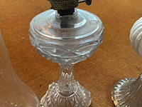 Lot 223 - glazen olielampen oude verlichting - afbeelding 2 van  4