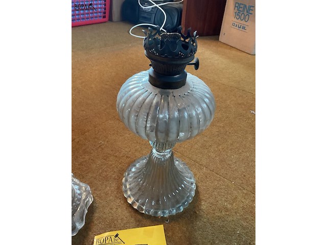 Lot 223 - glazen olielampen oude verlichting - afbeelding 3 van  4