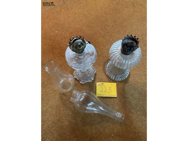 Lot 223 - glazen olielampen oude verlichting - afbeelding 4 van  4