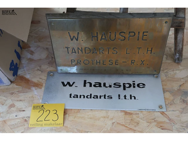 Lot 223 - naamborden - afbeelding 1 van  4