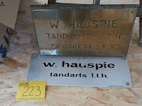 Lot 223 - naamborden - afbeelding 1 van  4