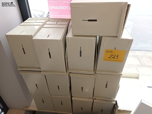 Lot 223 - pvc sorteervakken. 26 stuks - afbeelding 1 van  3