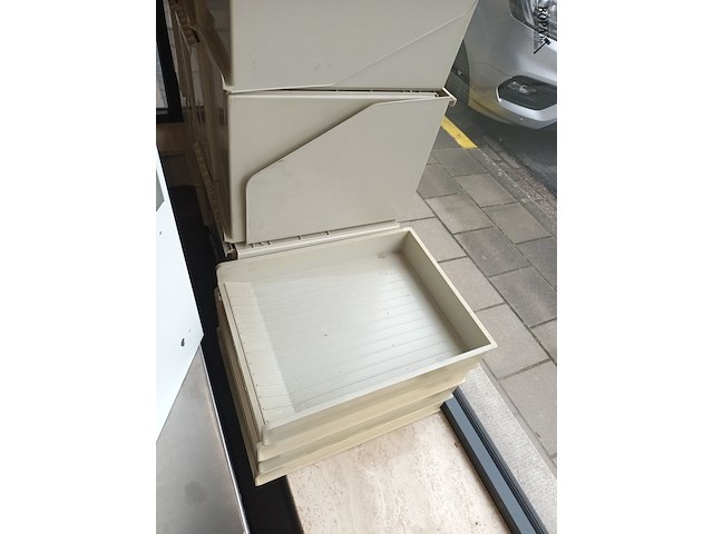 Lot 223 - pvc sorteervakken. 26 stuks - afbeelding 2 van  3