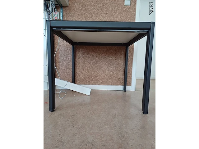 Lot 223 - tafel en bureau tafel - afbeelding 2 van  5