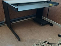 Lot 223 - tafel en bureau tafel - afbeelding 3 van  5