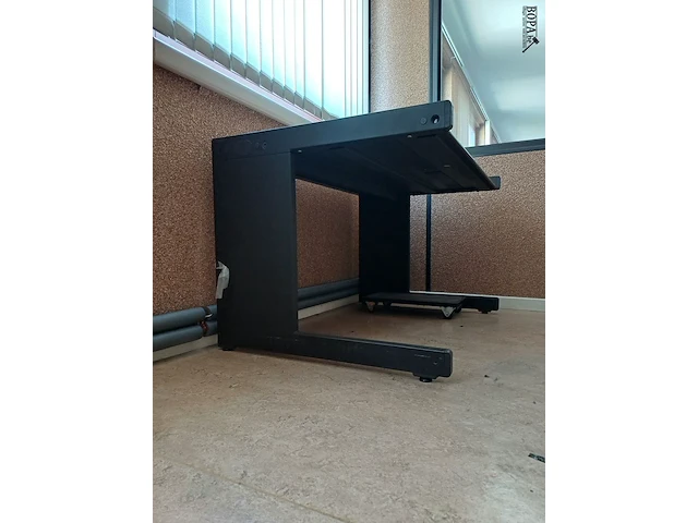 Lot 223 - tafel en bureau tafel - afbeelding 5 van  5