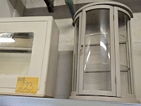 Lot 223 - vitrinekastje en metalen kastje - afbeelding 1 van  4