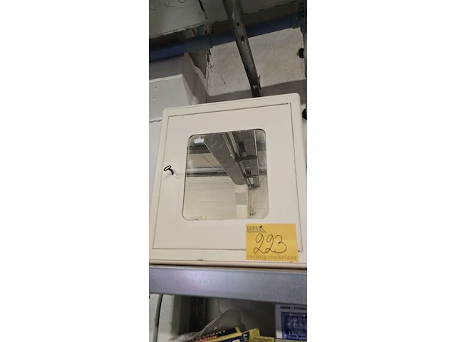 Lot 223 - vitrinekastje en metalen kastje - afbeelding 3 van  4