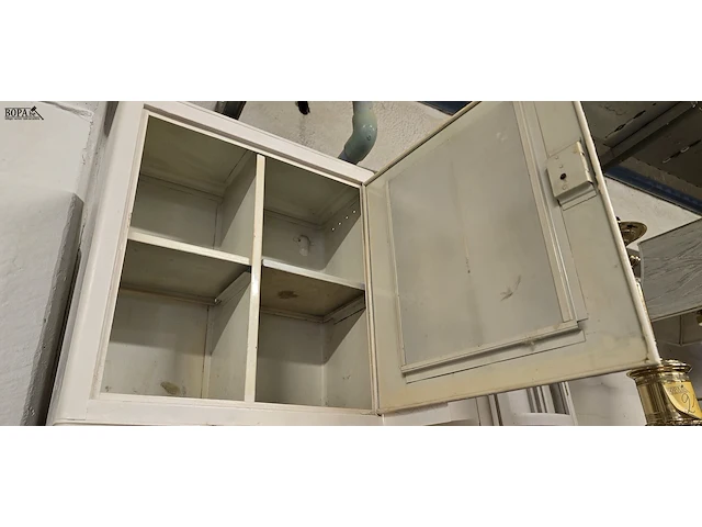 Lot 223 - vitrinekastje en metalen kastje - afbeelding 4 van  4