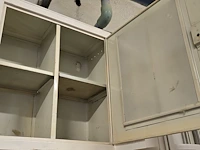 Lot 223 - vitrinekastje en metalen kastje - afbeelding 4 van  4