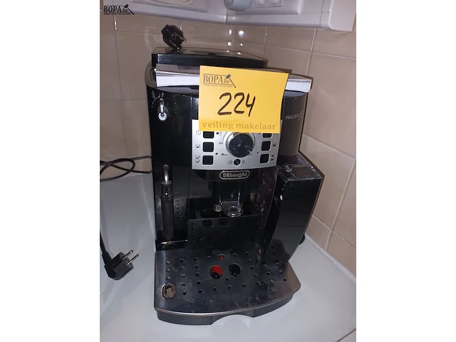 Lot 224 - espresso machine delonghi - afbeelding 1 van  3
