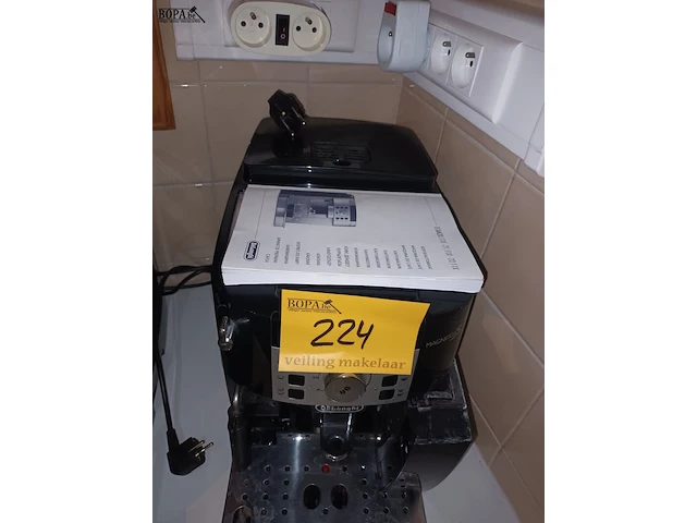 Lot 224 - espresso machine delonghi - afbeelding 2 van  3