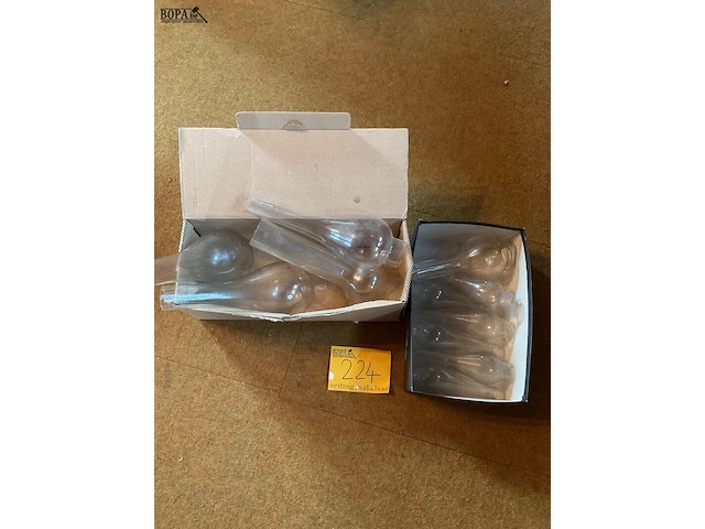 Lot 224 - glazen schoorstenen voor kerosenelampen - afbeelding 1 van  3