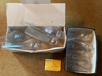 Lot 224 - glazen schoorstenen voor kerosenelampen - afbeelding 1 van  3