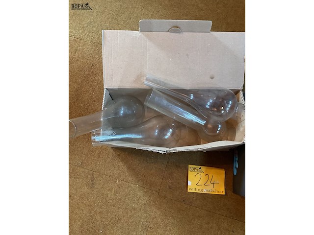 Lot 224 - glazen schoorstenen voor kerosenelampen - afbeelding 2 van  3