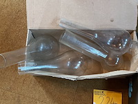 Lot 224 - glazen schoorstenen voor kerosenelampen - afbeelding 2 van  3