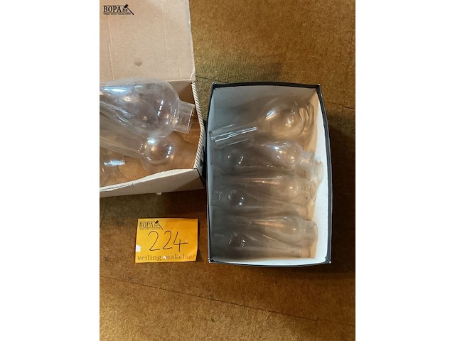 Lot 224 - glazen schoorstenen voor kerosenelampen - afbeelding 3 van  3