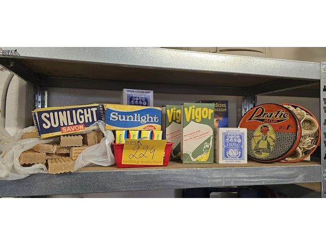 Lot 224 - mooi lot oude verpakkingen en pratic mop in blik jaren '40 - afbeelding 1 van  12