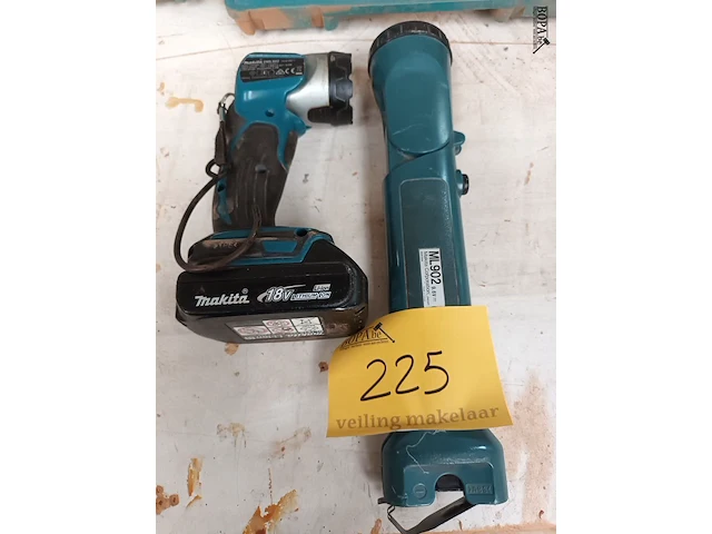 Lot 225 - accu zaklamp makita. 2 stuks - afbeelding 1 van  4