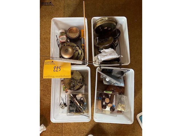 Lot 225 - horloge onderdelen - afbeelding 1 van  5