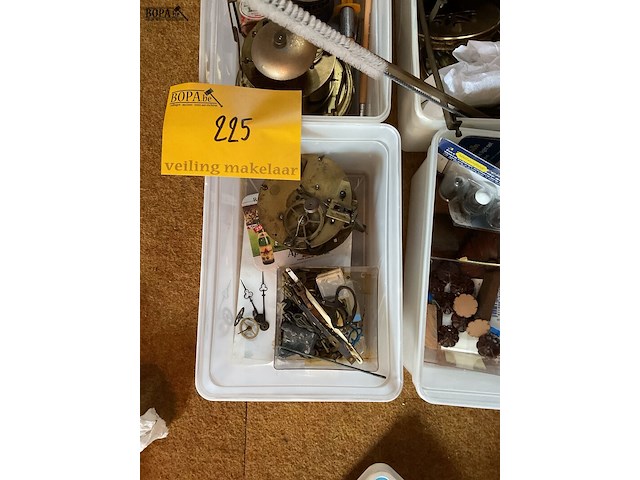 Lot 225 - horloge onderdelen - afbeelding 2 van  5