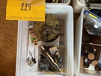 Lot 225 - horloge onderdelen - afbeelding 2 van  5