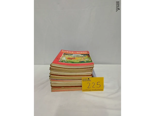 Lot 225 - stapel strips suske en wiske, 30 stuks - afbeelding 1 van  1