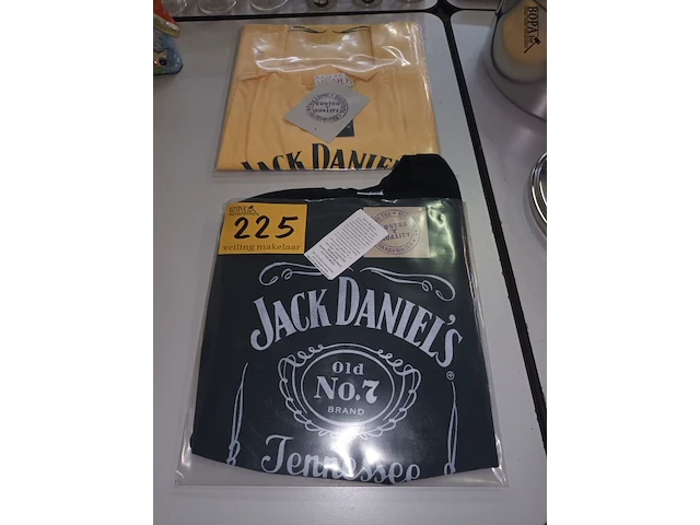 Lot 225 - t-shirt jack daniel’s. 2 stuks - afbeelding 1 van  3