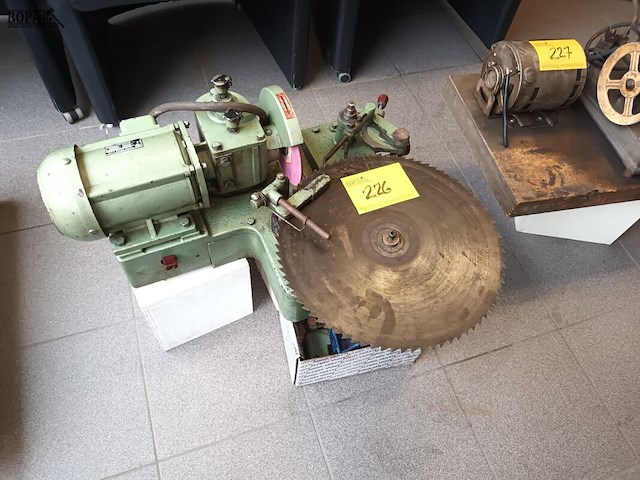 Lot 226 - antieke slijpmachine - afbeelding 1 van  3