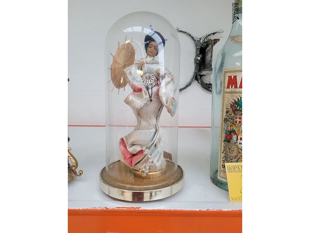 Lot 226 - globe met oosterse gheisa - afbeelding 1 van  2