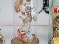 Lot 226 - globe met oosterse gheisa