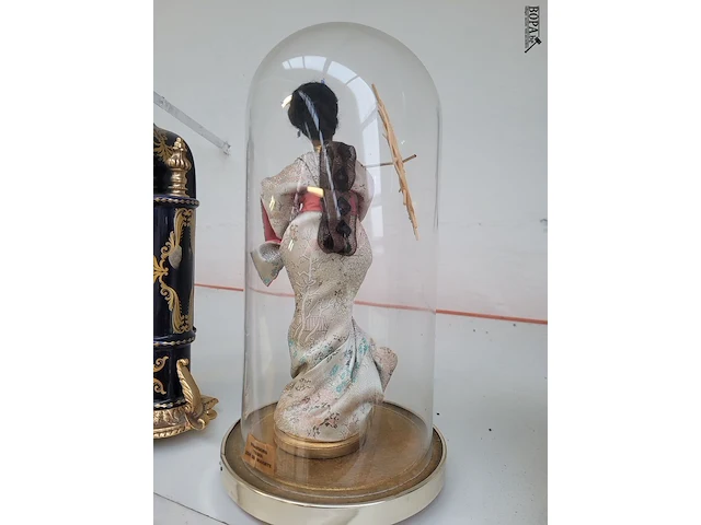 Lot 226 - globe met oosterse gheisa - afbeelding 2 van  2