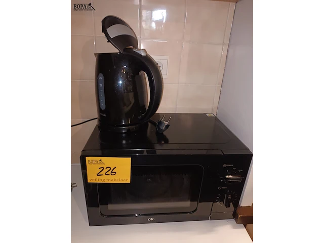 Lot 226 - waterkoker en microgolfoven - afbeelding 1 van  3
