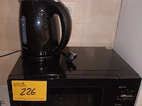 Lot 226 - waterkoker en microgolfoven