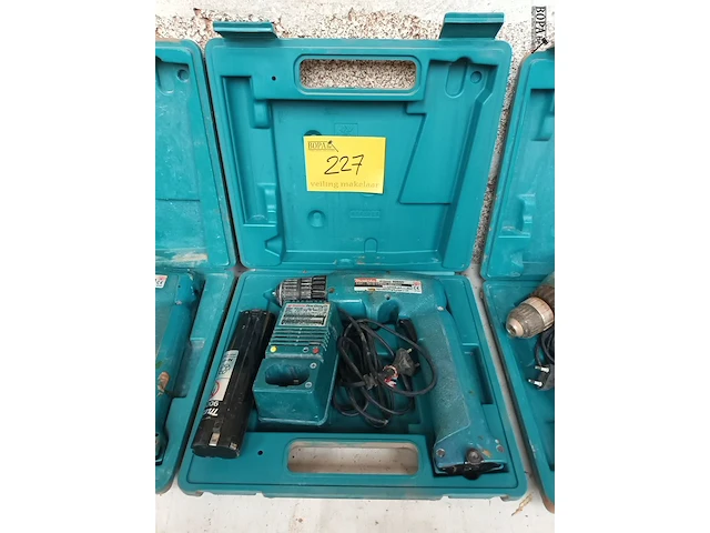 Lot 227 - accu schroefmachine makita - afbeelding 1 van  3