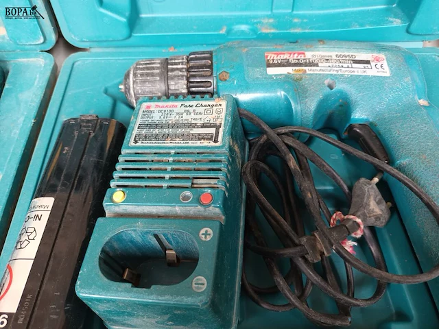 Lot 227 - accu schroefmachine makita - afbeelding 2 van  3