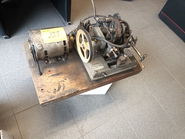 Lot 227 - antieke sleutelmachine - afbeelding 1 van  3