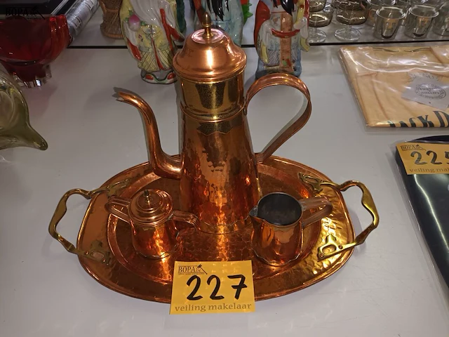 Lot 227 - koffiestel in koper - afbeelding 1 van  6