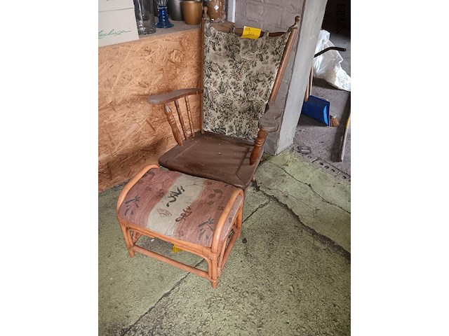 Lot 227 - retro stoel met voetenbankje - afbeelding 1 van  1