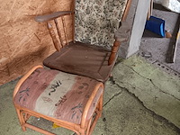 Lot 227 - retro stoel met voetenbankje - afbeelding 1 van  1
