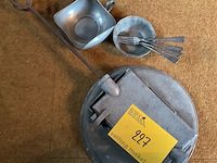 Lot 227 - wafelijzer in zijn frame plus tin - afbeelding 1 van  2