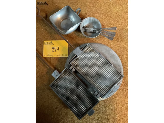 Lot 227 - wafelijzer in zijn frame plus tin - afbeelding 2 van  2