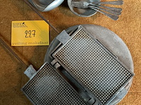 Lot 227 - wafelijzer in zijn frame plus tin - afbeelding 2 van  2